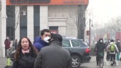 浦志强支持者呼喊口号斥骂便衣警察