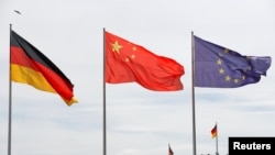 资料照:中国总理李克强访德期间,柏林总理府前面的德、中国旗和欧盟旗帜。(2018年7月9日)