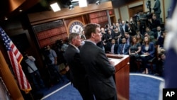 Phó Chủ tịch Uỷ ban tình báo Thượng viện, TNS Mark Warner (bên phải) và Chủ tịch Uỷ ban, TNS Richard Burr (trái) gặp báo chí hôm 29/3/2017, để thảo luận cuộc điều tra của uỷ ban vào vai trò của Nga trong bầu cử Mỹ