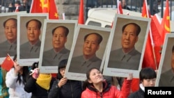 中国山西太原的大学生在校内参加纪念毛泽东诞辰活动 2013年12月21日