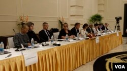 အီးယူ ဥရောပပါလီမန်က လွှတ်တော်အမတ်တွေ သတင်းစာရှင်းလင်းပွဲ (VOA)