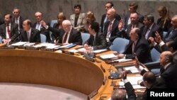 安理会成员国代表一致举手通过有关叙利亚化学武器问题的决议。(2013年9月27日)