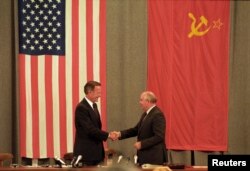 美国总统乔治·H·W·布什和苏联领导人戈尔巴乔夫在莫斯科举行记者会后握手(1991年7月31日)。不久后苏联解体。