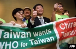 资料照:时任台湾卫生福利部部长陈时中(中)率团到日内瓦在世界卫生大会的场外发声。(2018年5月21日)