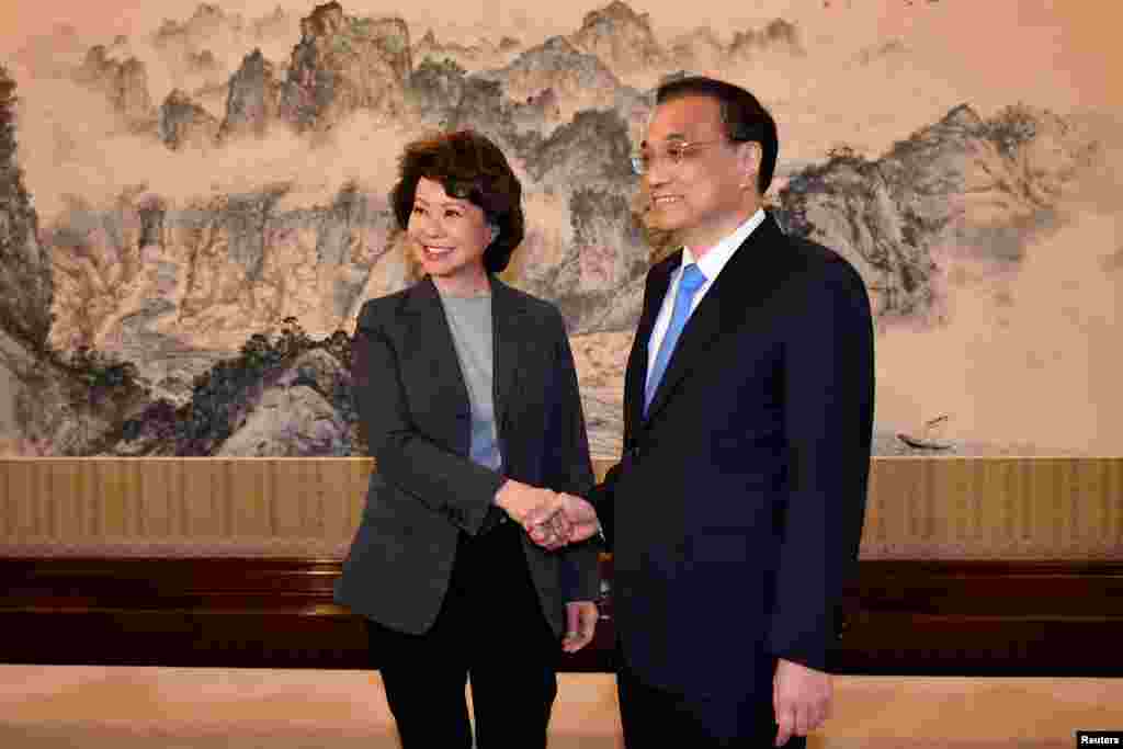 美国运输部长赵小兰与中国总理李克强在北京中南海领导小组与中国总理李克强握手,他们随后举行了会谈(2018年4月26日)。