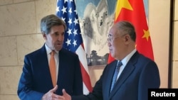 2023年7月17日,美国总统气候问题特使约翰·克里(John Kerry)与中国气候特使解振华在北京会晤前握手。