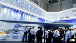 中国珠海航空展上展出的中国国企研发的“彩虹7”(CH-7)隐身军用无人机的全尺寸模型。 (2018年11月6日)