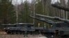 Фото для ілюстрації: польський військовий біля танку "Леопард" в Польщі, лютий 2023 року (AP Photo/Michal Dyjuk)