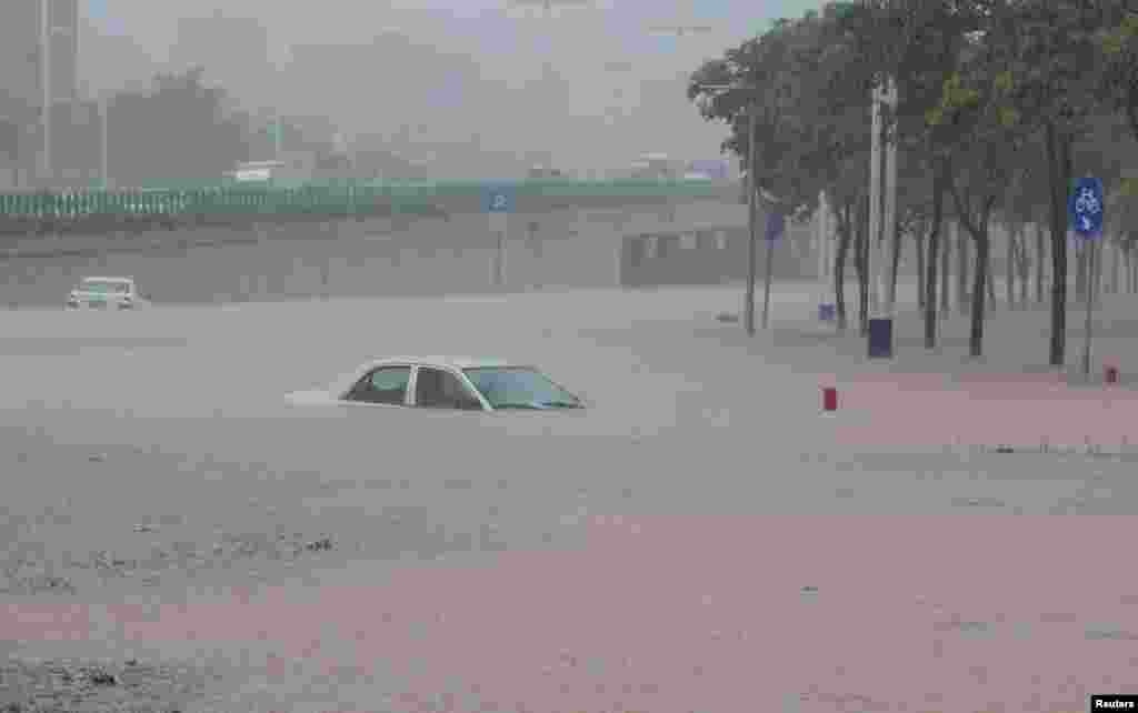 广州暴雨带来洪水,淹没汽车(2017年5月7日)