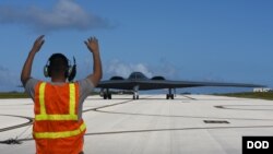 美军一架B-2战略轰炸机飞抵关岛美军基地(美国国防部 2018年1月8日)