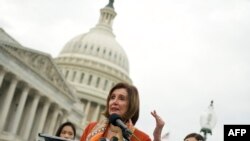 美国国会众议院荣誉议长佩洛西在国会山前一场声援港人的集会上表示,美国国会两党将继续合作为港人发声。(法新社:2024年11月19日)