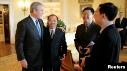 2006年5月11日,时任美国总统布什在白宫会见中国人权活动人士。(从左到右:布什总统、李柏光、王怡和余杰)