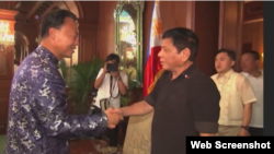 菲律宾总统杜特尔特2016年7月7日会见中国驻马尼拉大使赵鉴华(美联社视频截图)