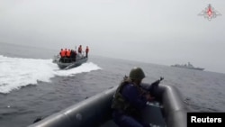 在这张由俄罗斯国防部2023年7月20日提供给路透社的照片中,中国和俄罗斯的军事人员在日本海参加“北部·联合-2023”军事演习。