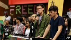 反服贸抗议学生领袖林飞帆(左)和陈为廷在被占领的台湾立法院举行记者会。（2014年4月7日）