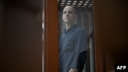 Американський журналіст Еван Ґершковіч, звинувачений Росією у шпигунстві, перед слуханням у Свердловському обласному суді Єкатеринбурґа 26 червня 2024 року. Фото NATALIA KOLESNIKOVA/AFP