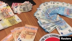 路透社于2024年1月25日获得的一张未标注日期的传单图片显示,这些钞票是在打击税务欺诈行动中被查获的,税务欺诈涉及通过意大利安科纳所谓的中国影子银行系统洗钱。。(路透社)