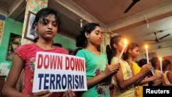 ဒက္ကာမြို့ စားသောက်ဆိုင် အကြမ်းဖက်မှုမှာ သေဆုံးသွားသူတွေအတွက် ဝမ်းနည်းကြောင်းအထိမ်းအမှတ်နဲ့ ဆုတောင်းပေးနေကြသူ ကျောင်းသူများ။ (ဇူလိုင် ၃၊ ၂၀၁၆)