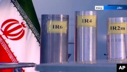 FILE - Tiga versi sentrifus buatan dalam negeri ditayangkan dalam program TV langsung dari Natanz, pabrik pengayaan uranium Iran, di Iran, 6 Juni 2018 dalam foto yang dirilis oleh TV milik pemerintah, Islamic Republic Iran Broadcasting, IRIB.