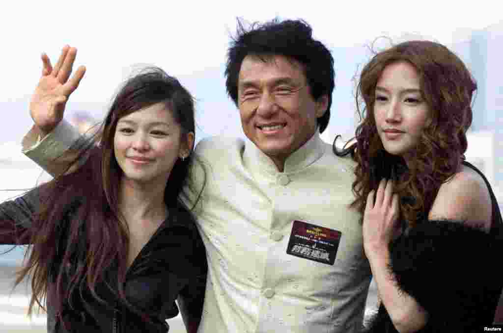 台湾演员徐若瑄(左)、香港演员成龙和韩国演员金玟廷参加电影《特务迷城》(The Accidental Spy)的香港首映式(2001年1月14日)。有英文媒体说,徐若瑄“以日本为基地”。她曾把日本比喻成养母。这让有些大陆网民不爽。