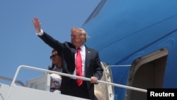 美国总统特朗普和第一夫人梅拉尼娅登上空军一号,从安德鲁空军基地出发前往日本。(2019年5月24日)