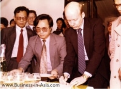 Ông Chris Runckel ký biên bản tiếp nhận tài sản của chính phủ Hoa Kỳ, ngày 28/01/1995. Photo Business in Asia.