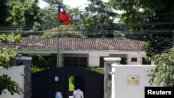 在萨尔瓦多政府宣布中断与台湾的外交关系的一天后,一位男士走进台湾驻圣萨尔瓦多的大使馆。(2018年8月21日)