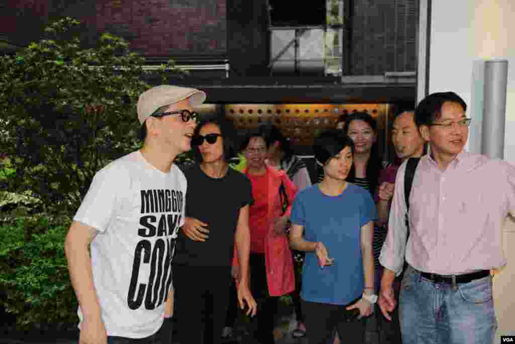 香港知名歌手黄耀明和何韵诗星期天下午6点左右前往投票 (美国之音海彦拍摄)