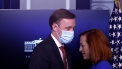 白宫发言人萨琪与国安顾问沙利文2021年3月12日在白宫出席一个媒体简报会(路透社)