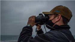 美军菲恩号导弹驱逐舰2021年3月1日通过台海海峡时一名水兵观察周边水面情况(美国海军照片)