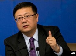 中国环保部长陈吉宁在北京的一次记者会上回答问题。(2015年3月7日)