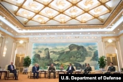 中国主席习近平在北京人民大会堂会见美国参谋长联席会议主席邓福德和美国大使布兰斯塔德(2017年8月17日,美国国防部图片)