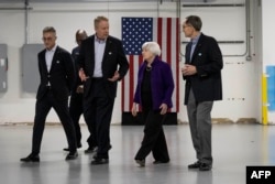 位于佐治亚州的太阳能电池制造商苏尼瓦的总裁卡德(左二)与来参观的美国财政部长耶伦交谈。(2024年3月27日)