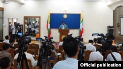 နေပြည်တော်က သတင်းစာ ရှင်းလင်းပွဲ မှာ ပြည်သူ့ကျန်းမာရေး ဦးစီးဌာန ညွှန်ကြားရေးမှူး ချုပ် ဒေါက်တာစိုးလွင်ငြိမ်း ရှင်းလင်းပြောကြားစဉ်။