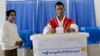 မှတ်တမ်းဓါတ်ပုံ- ၂၀၁၀ နိုဝင်ဘာ ရွေးကောက်ပွဲတုန်းက မဲဆန္ဒရှင်တဦး မဲထည့်နေစဉ်