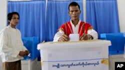 မှတ်တမ်းဓါတ်ပုံ- ၂၀၁၀ နိုဝင်ဘာ ရွေးကောက်ပွဲတုန်းက မဲဆန္ဒရှင်တဦး မဲထည့်နေစဉ်