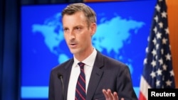 资料照片:美国国务院发言人普赖斯在国务院举行记者会(2021年8月16日)