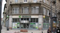 中国和俄罗斯都试图在匈牙利扩大影响。图为俄罗斯最大银行-储蓄银行在匈牙利首都布达佩斯开设的分行。 