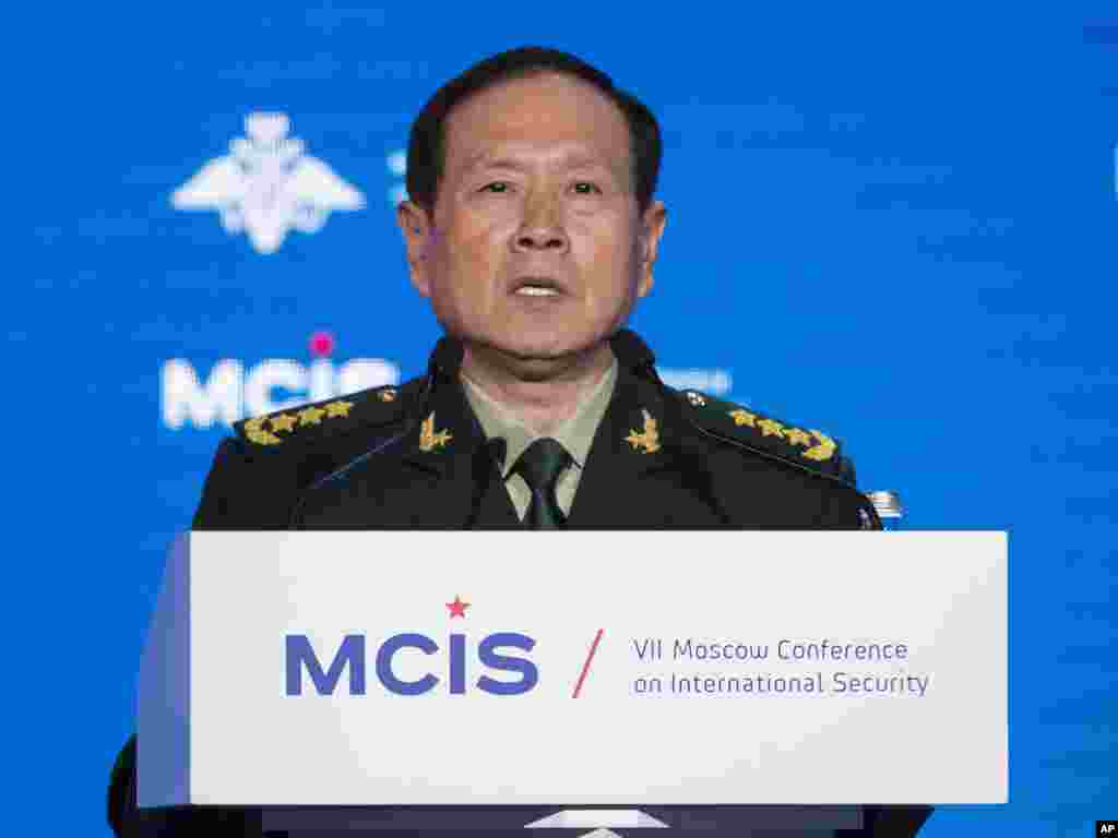 魏凤和在俄罗斯国防部主持的一场安全事务讨论会上讲话(2018年4月4日)。 魏凤和4月4日前往莫斯科郊外访问了俄军精锐部队——负责防卫莫斯科的塔曼近卫师,并观看了这支部队使用各种武器的演练。俄罗斯没有向火箭军出身的魏凤和展示战略核武力量,而战略打击力量一直被俄罗斯领导人当成主要工具对外宣传和炫耀,同时恐吓西方。