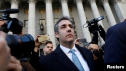 前特朗普私人律师迈克尔·科恩在曼哈顿的联邦法庭承认有罪后离开法庭。(2018年11月29日)