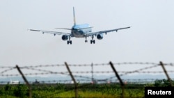 一家越南航空公司的客机从河内内排机场起飞。（2014年11月14日）