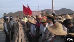 ကြေးနီစီမံကိန်း ဖျက်သိမ်းရေးနဲ့ သီးနှံလျော်ကြေးပေးဖို့ တောင်းဆိုတဲ့ဒေသခံတွေ ကိုပိတ်ဆုံးတားဆီးနေစဉ်။