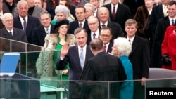 အမေရိကန်ပြည်ထောင်စုရဲ့ ၄၁ ဦးမြောက်သမ္မတအဖြစ် ၁၉၈၉ ဇန္နဝါရီ ၂၀ ရက်မှာ တရားရုံးချုပ်တရားသူကြီးချုပ် Rehnquist ရှေ့မှောက် ကျမ်းသစ္စာကျိန်ဆိုစဉ်