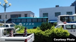 2016年6月19日,乌坎村街道上停放着一些运载警察的车辆。(村民提供)