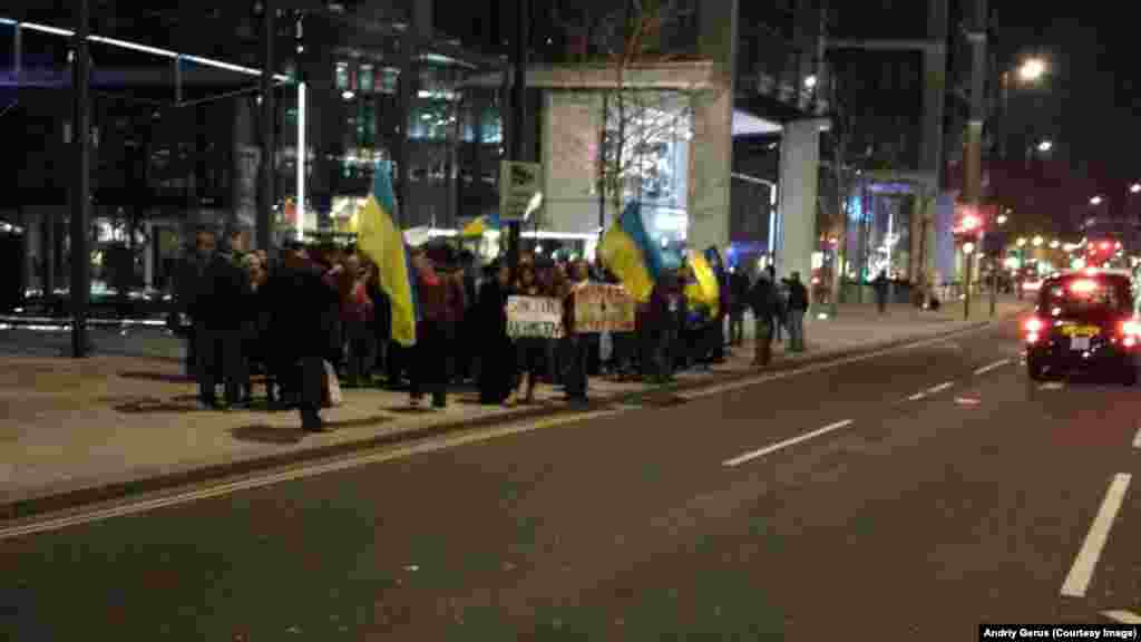 Лондон. Пікет квартир Ахметова і Оксани Калетник