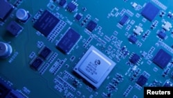 2019年5月29日,位于中国深圳的华为总部展出华为海思半导体设计的鲲鹏920芯片组。(路透社2019年5月29日资料照)