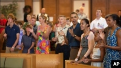 在夏威夷休假的奥巴马夫妇和女儿们在教堂唱歌