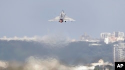 台湾国防部披露解放军大规模海上部署。一架台湾幻影2000战机从新竹一个空军基地起飞。(2024年12月10日)