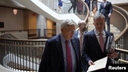 参议院外交关系委员会主席鲍勃·梅嫩德斯(左一)在国会山出席有关中国间谍气球的闭门简报会。(2023年2月9日)