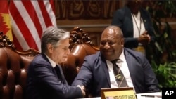 美国国务卿布林肯2023年5月22日在莫尔兹比港与巴布亚新几内亚国防部长签署了一项两国防务合作协议。(美联社)